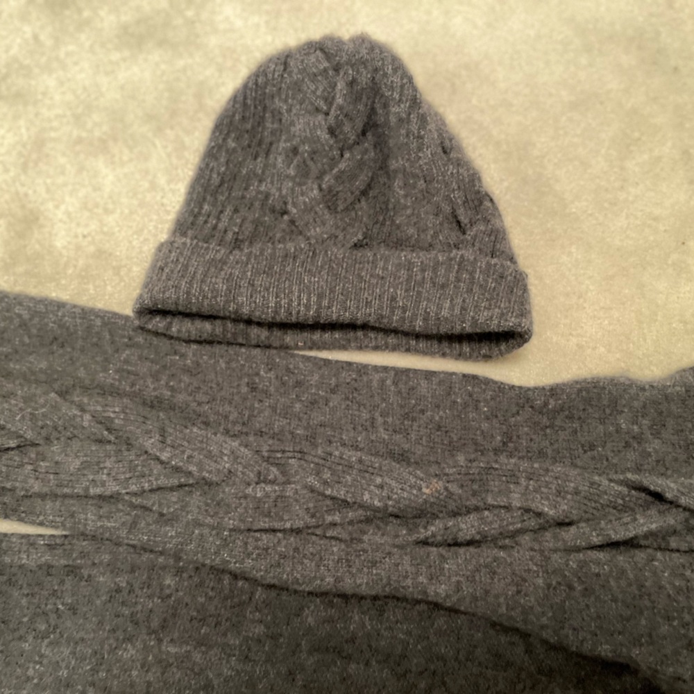 Cashmere hat and scarf from Holt Renfrew. Never worn and in mint condition.
Grey